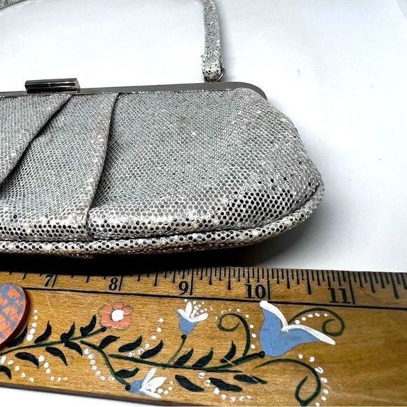 VINTAGE SILVER METALLIC HANDBAG EVENING GLITZ HINGE CLOSURE Shoulder Strap - Picture 6 of 6